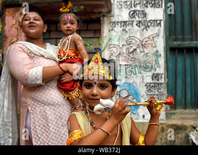 Kolkata, Inde. Août 23, 2019. Les petits enfants déguisés en Seigneur Krishna Janmastami vu pendant le Festival à Kolkata.Janmastami est chaque année un festival hindou qui célèbre la naissance de Krishna, incarnation de Vishnu selon la mythologie Hindoue. Credit : SOPA/Alamy Images Limited Live News Banque D'Images