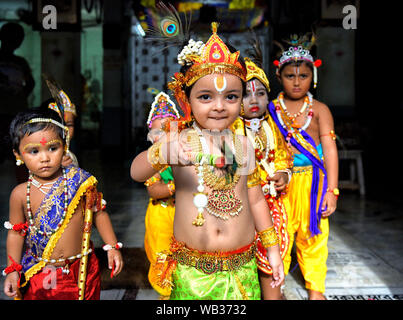 Kolkata, Inde. Août 23, 2019. Les petits enfants déguisés en Seigneur Krishna Janmastami vu pendant le Festival à Kolkata.Janmastami est chaque année un festival hindou qui célèbre la naissance de Krishna, incarnation de Vishnu selon la mythologie Hindoue. Credit : SOPA/Alamy Images Limited Live News Banque D'Images