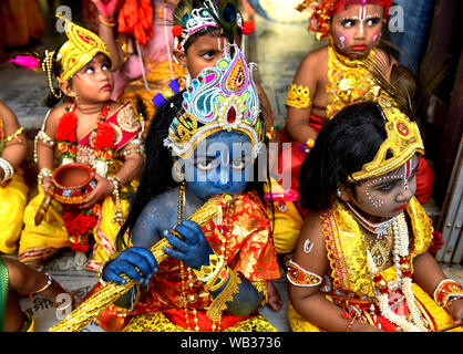 Kolkata, Inde. Août 23, 2019. Les petits enfants déguisés en Seigneur Krishna Janmastami vu pendant le Festival à Kolkata.Janmastami est chaque année un festival hindou qui célèbre la naissance de Krishna, incarnation de Vishnu selon la mythologie Hindoue. Credit : SOPA/Alamy Images Limited Live News Banque D'Images