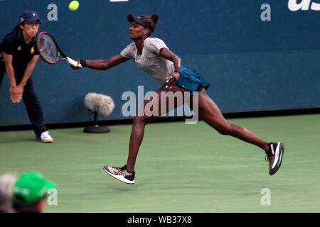 Flushing Meadows, New York, United States - 23 août 2019. De l'Asie Muhammad United States renvoie un shot à Anna Kalinskaya de Russie au cours d'un match de qualification à l'échelon National Tennis Center de Flushing Meadows, New York en préparation pour l'US Open qui débute lundi prochain. Kalinskaya a remporté le match en trois sets. Crédit : Adam Stoltman/Alamy Live News Banque D'Images