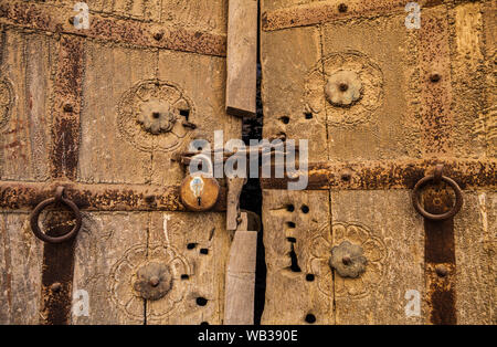 Détail d'une vieille porte à l'intérieur de Fort Jaisalmer, Rajasthan, Inde. Banque D'Images