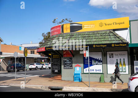 Bouteille australienne shop magasin licence off à Avalon Beach, Sydney, Australie avec panneaux pour champagne français et des bières locales Banque D'Images