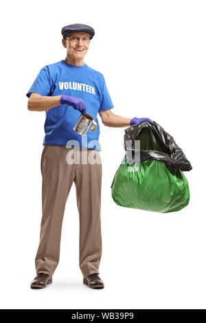 Portrait d'un homme âgé en mettant des bénévoles une boîte dans un sac poubelle en plastique isolé sur fond blanc Banque D'Images