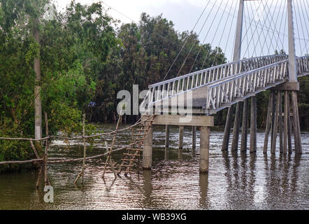 Pont à câbles non fini dans le Delta du Mékong, Sud du Vietnam. Banque D'Images
