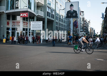 Berlin, Allemagne. Août 23, 2019. BERLIN, ALLEMAGNE - 23 août De nombreuses personnes sont sur la route à Checkpoint Charlie pendant la journée. À l'ancien point de passage pour les diplomates américains à Berlin, et les chars soviétiques s'affrontaient après le mur a été construit il y a 58 ans. Depuis de nombreuses années, les zones libres dans la région ont été utilisée à titre provisoire.Le 23 août 2019 à Berlin, Allemagne (Photo par Andrea Ronchini/Pacific Press) Credit : Pacific Press Agency/Alamy Live News Banque D'Images