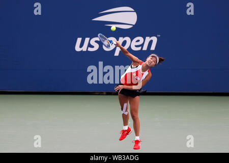 New York, USA. Août 23, 2019. Peng Shuai de Chine sert à Nicole Gibbs des États-Unis au cours d'un match de qualification ronde à l'US Open 2019 à New York, États-Unis, 23 août 2019. Credit : Muzi Li/Xinhua/Alamy Live News Banque D'Images