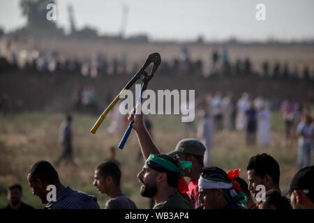 La bande de Gaza, en Palestine. Août 23, 2019. Des manifestants palestiniens en conflit avec les troupes israéliennes à la suite de la protestation des tentes où les Palestiniens exigent le droit de retourner dans leur patrie à la frontière Israel-Gaza à Jabalia au nord de la bande de Gaza. (Photo de Ramez Habboub/Pacific Press) Credit : Pacific Press Agency/Alamy Live News Banque D'Images