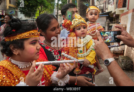 Kolkata, Inde. Août 23, 2019. Enfants habillés comme Seigneur hindou Krishna Krishna Janmashtami prendre part à des célébrations à un temple à Kolkata, Inde, le 23 août 2019. Krishna Janmashtami est chaque année un festival hindou qui célèbre la naissance du Seigneur Krishna, le huitième Avatar de Vishnu. Credit : Tumpa Mondal/Xinhua/Alamy Live News Banque D'Images