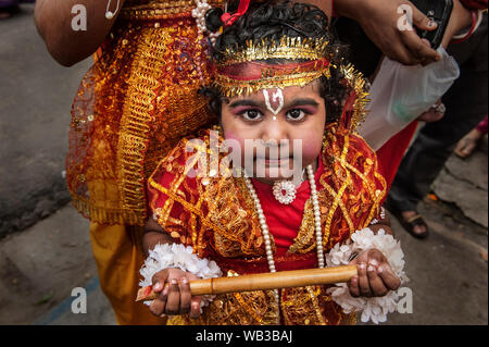 Kolkata, Inde. Août 23, 2019. Un bambin habillé en Seigneur hindou Krishna Krishna Janmashtami participe à des célébrations à un temple à Kolkata, Inde, le 23 août 2019. Krishna Janmashtami est chaque année un festival hindou qui célèbre la naissance du Seigneur Krishna, le huitième Avatar de Vishnu. Credit : Tumpa Mondal/Xinhua/Alamy Live News Banque D'Images