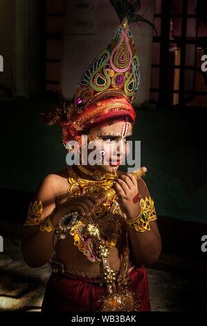 Kolkata, Inde. Août 23, 2019. Une petite fille habillé en Seigneur hindou Krishna Krishna Janmashtami participe à des célébrations à un temple à Kolkata, Inde, le 23 août 2019. Krishna Janmashtami est chaque année un festival hindou qui célèbre la naissance du Seigneur Krishna, le huitième Avatar de Vishnu. Credit : Tumpa Mondal/Xinhua/Alamy Live News Banque D'Images