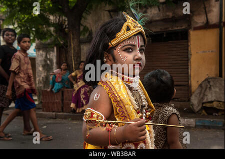 Kolkata, Inde. Août 23, 2019. Une petite fille habillé en Seigneur hindou Krishna Krishna Janmashtami participe à des célébrations à un temple à Kolkata, Inde, le 23 août 2019. Krishna Janmashtami est chaque année un festival hindou qui célèbre la naissance du Seigneur Krishna, le huitième Avatar de Vishnu. Credit : Tumpa Mondal/Xinhua/Alamy Live News Banque D'Images