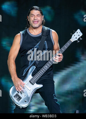 Munich, Allemagne. Août 23, 2019. Robert Trujillo, bassiste du groupe de metal américain Metallica, est sur scène dans le stade olympique. Le groupe effectue dans le cadre de leur 'World-Wired-Tour'. Crédit : Sven Hoppe/dpa/Alamy Live News Banque D'Images