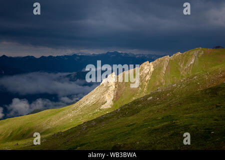 La lumière du soleil sur les montagnes. Paysage de montagne évocateur, sombre ciel nuageux. Glocknergruppe massif. Alpes autrichiennes. Banque D'Images