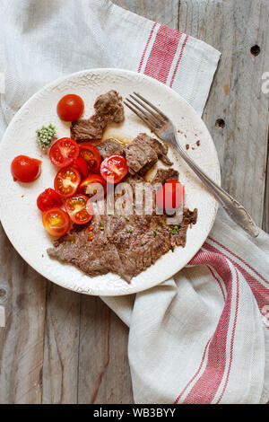 Mince tranche de steak grillé machette ou jupe Steak top view Banque D'Images
