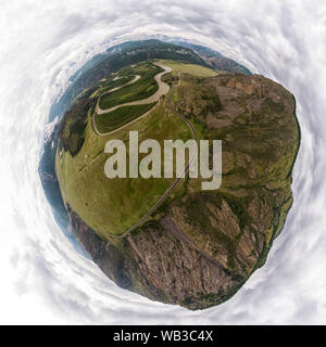 Drone hélicoptère abattu. Photographie aérienne d'une montagne, le champ vert, route, petit village et forêt. Une vue panoramique sur la ville en plongée des 360 Banque D'Images