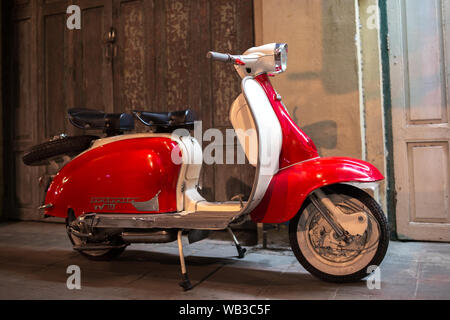 BANGKOK, THAÏLANDE - le 26 mars 2017 : Lambretta scooter garé sur un trottoir à Bangkok, Thaïlande, le 26 mars 2017. Banque D'Images