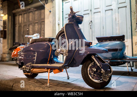 BANGKOK, THAÏLANDE - le 26 mars 2017 : Lambretta scooter garé sur un trottoir à Bangkok, Thaïlande, le 26 mars 2017. Banque D'Images