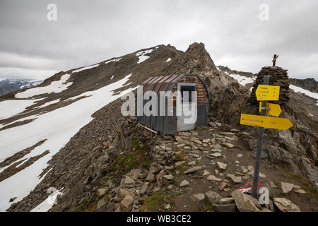 Gernot Röhr Biwak. Kesselkees-Sattel. Randonnées d'une signalisation Wiener Höhenweg. Schobergruppe massif. Paysage alpin. Alpes autrichiennes. L'Europe. Banque D'Images