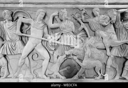 Scène de chasse au sanglier sculptée sur un sarcophage romain. Rome Italie Banque D'Images