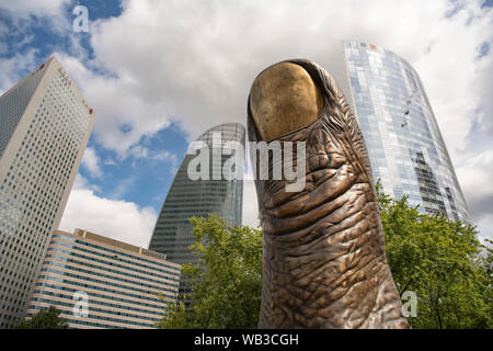 Paris, France - Août 2019 : Pouce le pouce sculpture de Cesar, oeuvre d'art de la Défense, Paris, France Banque D'Images