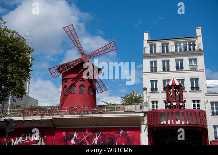 Paris, France - 16 août 2019 : Moulin Rouge Paris façade dans une belle lumière du jour Banque D'Images