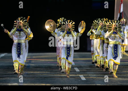 Moscou, Russie. Août 23, 2019. Membres de l'armée égyptienne Symphonic Band effectuer au cours de la journée d'ouverture de la "tour" passkaya Militaire International Music Festival à Moscou, Russie, le 23 août 2019. Le festival de musique militaire annuel ouvert le vendredi sur la Place Rouge à Moscou, et ce jusqu'au 1 septembre. Credit : Bai Xueqi/Xinhua/Alamy Live News Banque D'Images