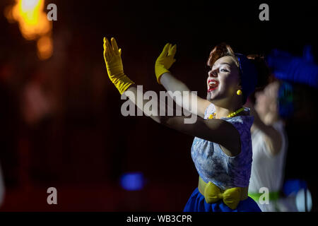 Moscou, Russie. Août 23, 2019. Danseurs effectuer au cours de la journée d'ouverture de la "tour" passkaya Militaire International Music Festival à Moscou, Russie, le 23 août 2019. Le festival de musique militaire annuel ouvert le vendredi sur la Place Rouge à Moscou, et ce jusqu'au 1 septembre. Credit : Bai Xueqi/Xinhua/Alamy Live News Banque D'Images