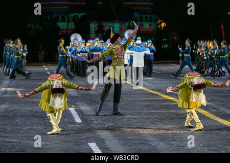 Moscou, Russie. Août 23, 2019. Danseurs effectuer au cours de la journée d'ouverture de la "tour" passkaya Militaire International Music Festival à Moscou, Russie, le 23 août 2019. Le festival de musique militaire annuel ouvert le vendredi sur la Place Rouge à Moscou, et ce jusqu'au 1 septembre. Credit : Bai Xueqi/Xinhua/Alamy Live News Banque D'Images