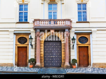 Immeuble ancien avec grandes portes, vieille ville européenne Banque D'Images