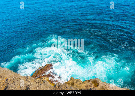 Journée ensoleillée par l'océan. Vue du haut de la falaise côtière sur le surf mousseuse Banque D'Images