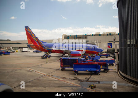 USA, Floride, vers 2017 : Baltimore, USA - Le 19 mars 2017 : un avion Southwest Airlines attendent d'être chargés et attendent des passagers dans l'aéropo Banque D'Images