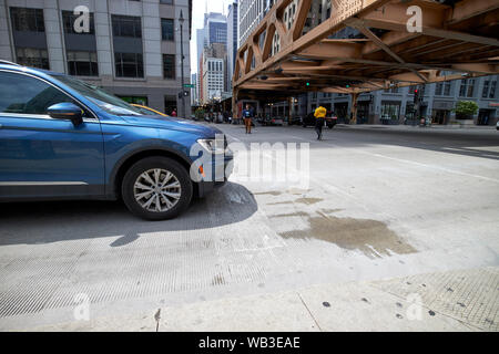 Voitures à l'arrêt au centre-ville de concordance de la boucle de Chicago, dans l'Illinois, États-Unis d'Amérique Banque D'Images