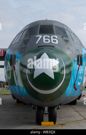 Nez peint de la Pakistan Air Force Locheed C-130E Hercules vu en exposition statique. Banque D'Images