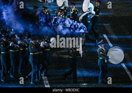 Moscou, Russie. Août 23, 2019. Membres d'une bande de Russie effectuer au cours de la journée d'ouverture de la "tour" passkaya Militaire International Music Festival à Moscou, Russie, le 23 août 2019. Le festival de musique militaire annuel ouvert le vendredi sur la Place Rouge à Moscou, et ce jusqu'au 1 septembre. Credit : Evgeny Sinitsyn/Xinhua/Alamy Live News Banque D'Images