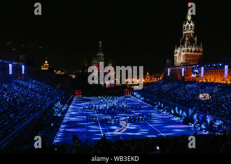 Moscou, Russie. Août 23, 2019. Les membres de l'orchestre de la musique militaire de Moscou La Russie au cours du Collège d'effectuer la journée d'ouverture de la "tour" passkaya Militaire International Music Festival à Moscou, Russie, le 23 août 2019. Le festival de musique militaire annuel ouvert le vendredi sur la Place Rouge à Moscou, et ce jusqu'au 1 septembre. Credit : Evgeny Sinitsyn/Xinhua/Alamy Live News Banque D'Images
