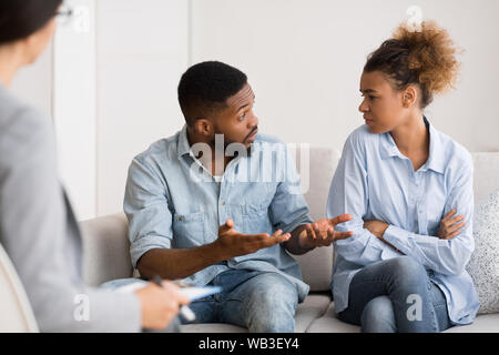 African American mari parle de femme sur une thérapie conjugale Session Banque D'Images