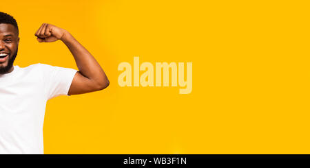 Super strong guy montrant biceps, montrant comment il est cool Banque D'Images
