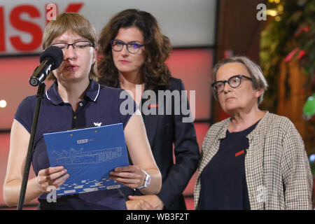 Gdansk, Pologne 23, août 2019 Natalia Kaplan, une cousine soeur de prisonnier politique ukrainien, Oleg Sentsov réalisateur recevant maire de Gdansk Prix statue d'Aleksandra Dulkiewicz et Agnieszka Holland mains dans nom d'Oleg Sentsov est visible pendant le débat sur la liberté de l'artiste à Gdansk, Pologne le 23 août 2019 . 11e édition du Festival des Arts de la solidarité a invité des artistes qui sont motivés par leur courage. Cette yearÕs canapé a un héros symbolique : Oleg Sentsov, un réalisateur Ukrainien accusé par les services RussiaÕs du terrorisme et condamné à 20 ans dans un camp de travail sibérien. Banque D'Images