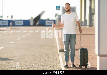 La capture de l'homme près de l'aéroport en taxi, essayer d'arrêter car Banque D'Images