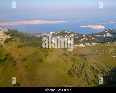 Scène aérienne de la montagne du Velebit et la mer Adriatique en Croatie, l'arrière-plan Banque D'Images