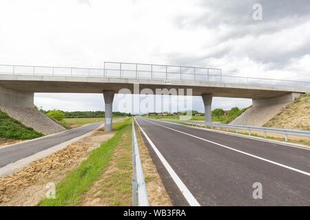 Nouvelle autoroute récemment construite dans le district de Brcko, en Bosnie-Herzégovine Banque D'Images
