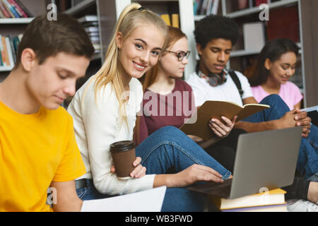 Les étudiants étrangers de se préparer pour les examens du campus Banque D'Images