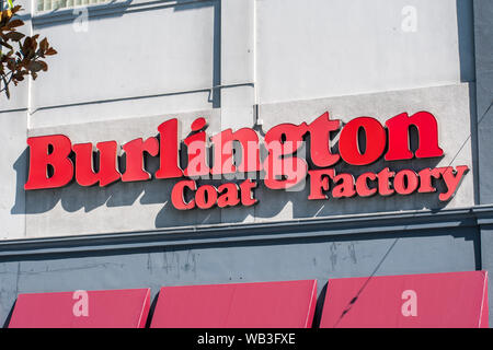 21 août 2019 San Francisco / CA / USA - Burlington signer au magasin de quartier de SOMA ; Burlington, Burlington Coat Factory précédemment, est un dauphin blanc Banque D'Images