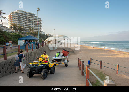 DURBAN, AFRIQUE DU SUD - le 23 août 2019 : Sauvetage Surf Lifeguard sur le remorquage d'un quad jetski, sur la promenade près de la plage à Umhlanga Rocks, près de Banque D'Images