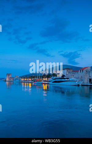 Le port de Trogir au crépuscule, Trogir, Croatie, Europe Banque D'Images