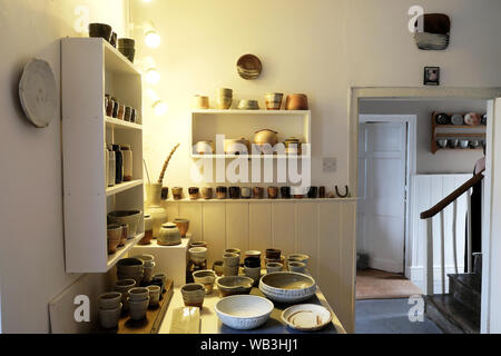 Tim Lake Poterie intérieur avec pots faits à la main à la vente à l'Old Post Office à Cilyckwm dans Carmarthenshire pays de Galles UK KATHY DEWITT Banque D'Images