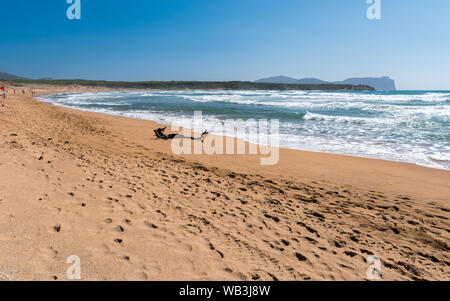 La plage de Porto Ferro (nord-ouest de la Sardaigne) au cours d'une journée d'été venteux avec l'état de la mer Banque D'Images