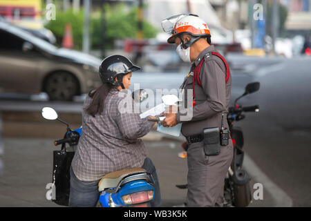 BANGKOK, THAÏLANDE - 12 janvier 2018 : les patrouilles de police dans les rues de Bangkok. Banque D'Images