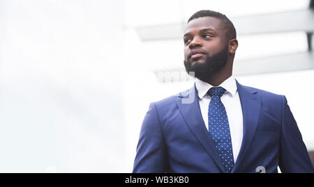 Portrait d'African American businessman standing outdoors Banque D'Images