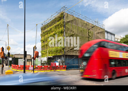 Vivre vert mur, Hampstead Road, Camden, London, UK Banque D'Images